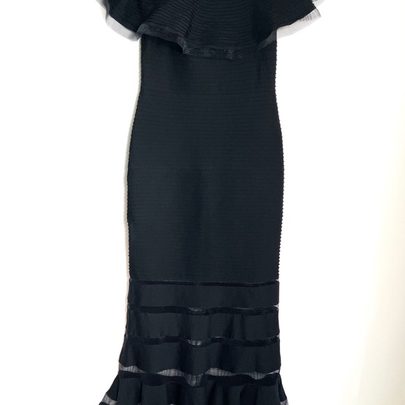 Elegant Black Off-Shoulder Evening Gown - Picture 4 of 11